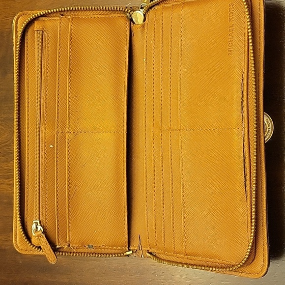 Michael Kors Beige Wallet - Picture 15 of 16